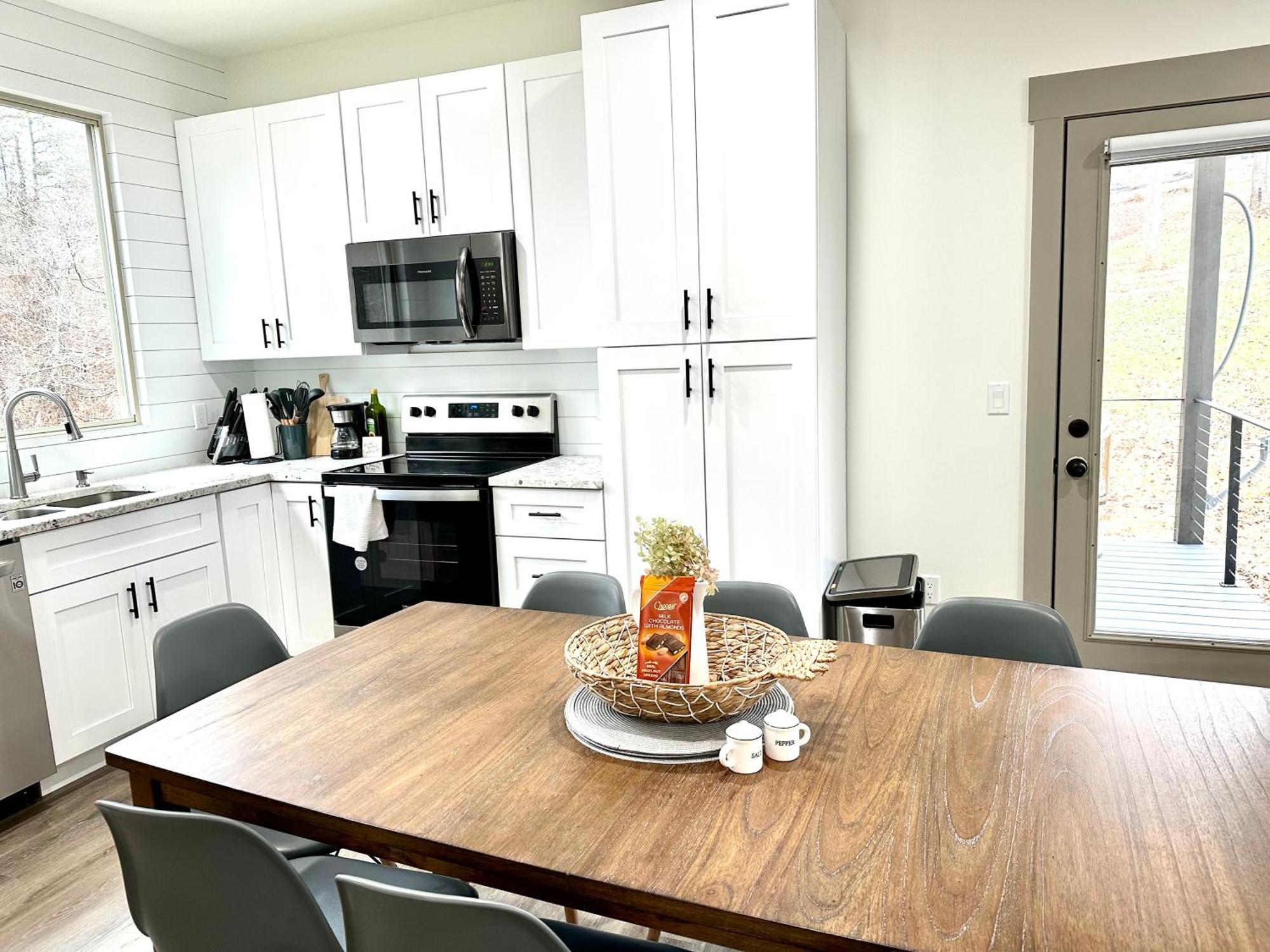 Apartment Brand New Built! Pond, Kayaks, Hot Tub,fire Pit,grill… Asheville