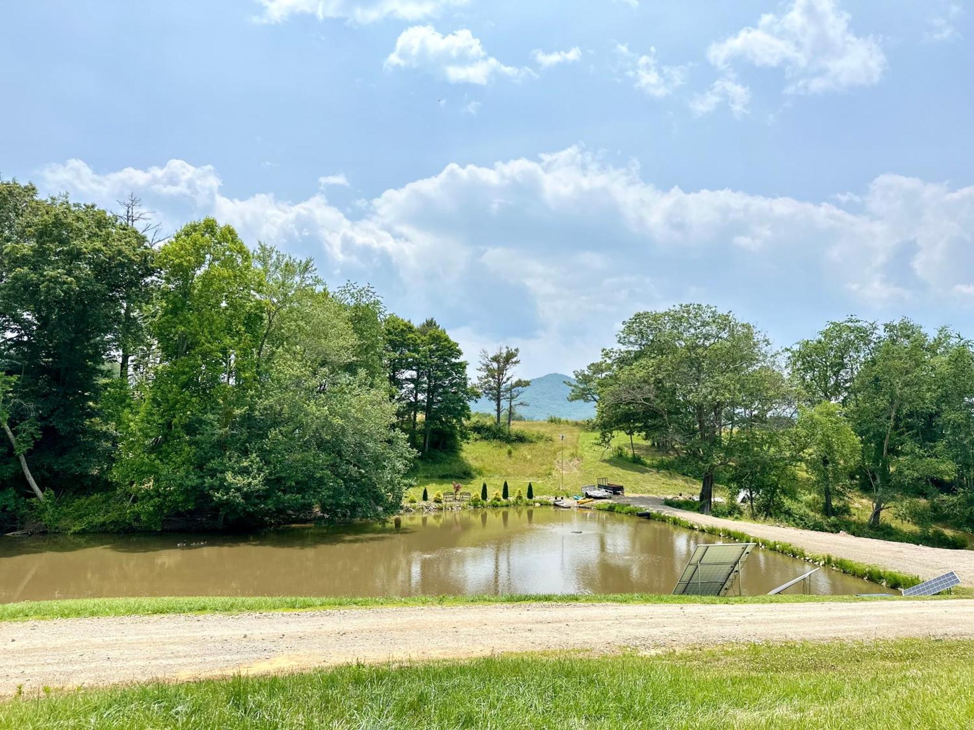 Brand New Built! Pond, Kayaks, Hot Tub,fire Pit,grill…