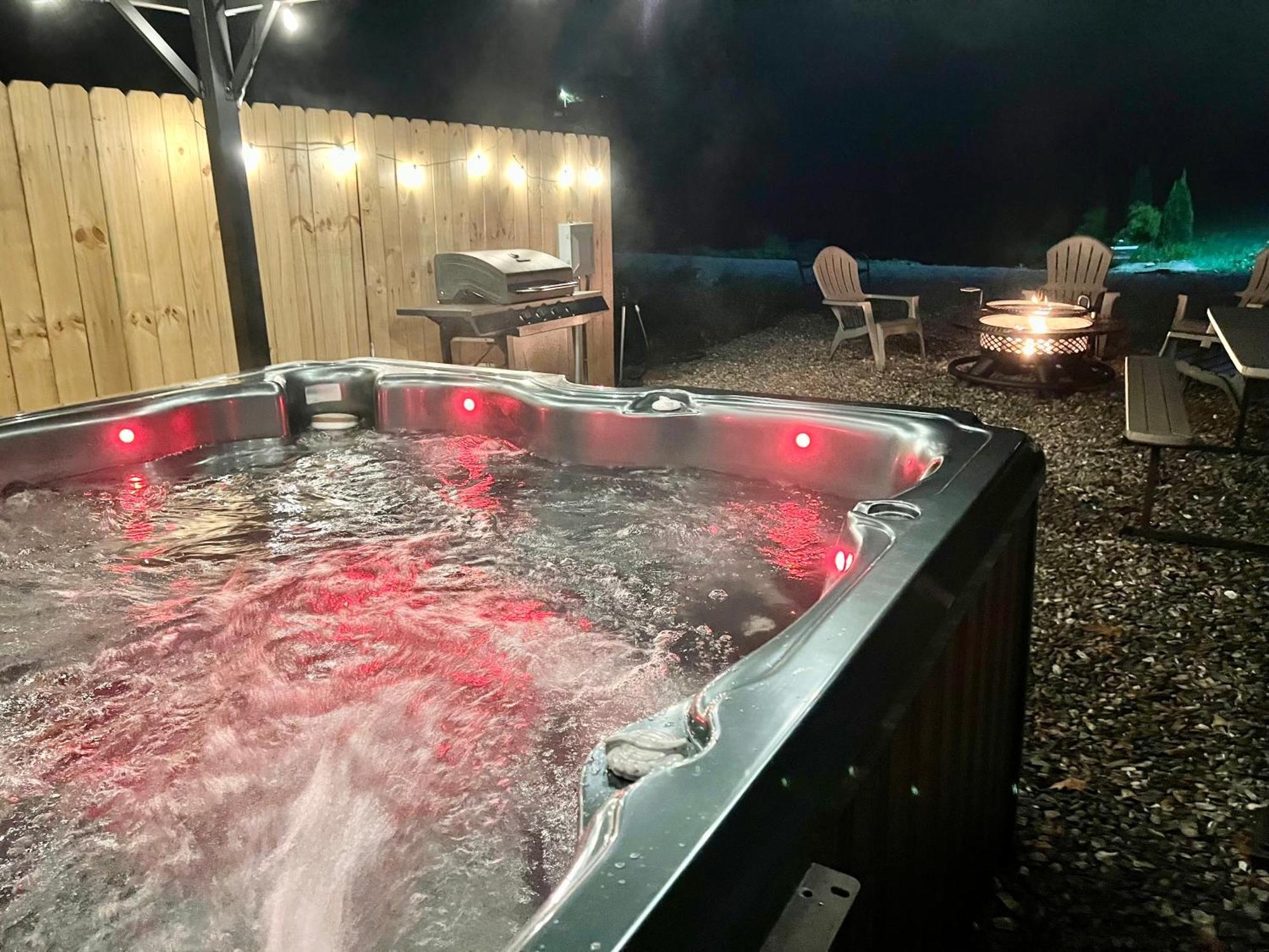 Brand New Built! Pond, Kayaks, Hot Tub,fire Pit,grill… *